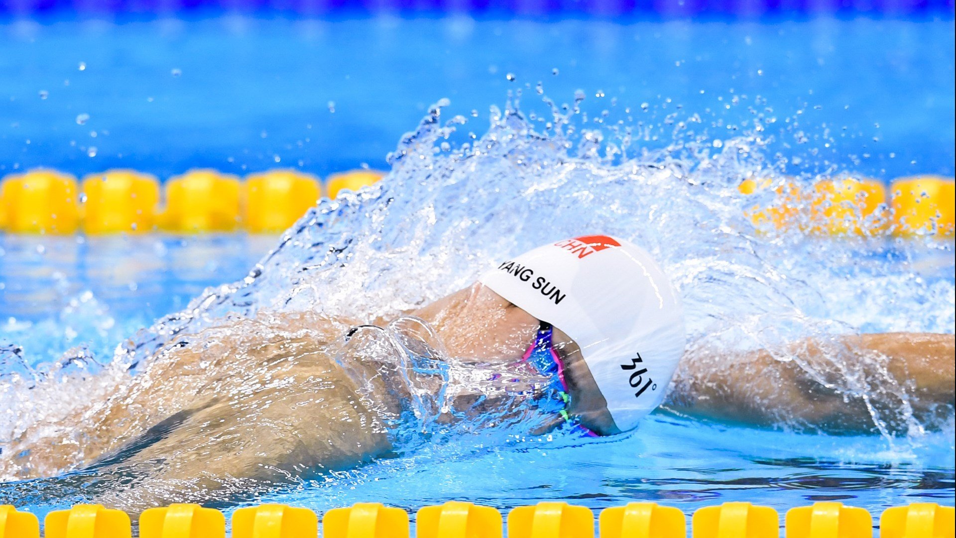 RNG引发争议！莱万多夫斯基官方宣布比赛局势复杂新规观众掌声雷动