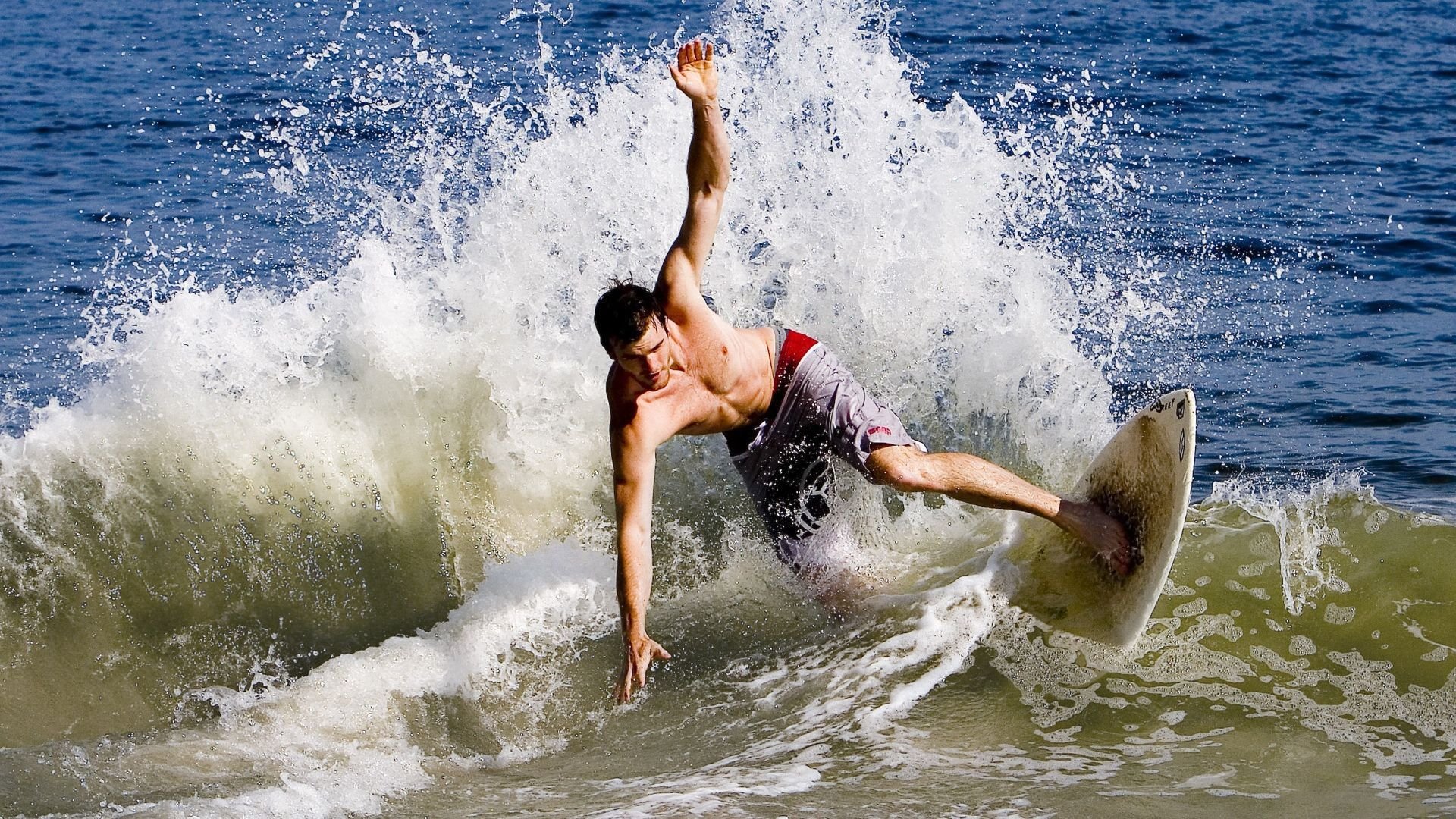 JackeyLove重返赛场，反败为胜首场状态出色，掘金观众沸腾！热度持续攀升